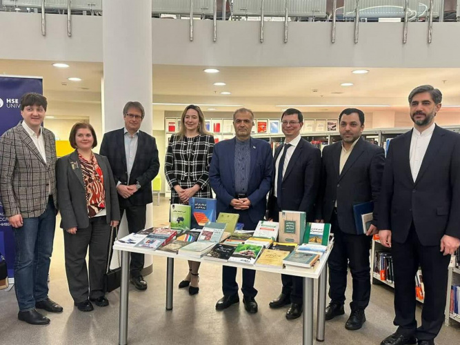 اهدای گزیدهای از آثار سازمان مطالعه و تدوین «سمت» در حضور سفیر و رایزنان فرهنگی و علمی جمهوری اسلامی ایران به دانشگاه تحقیقات ملّی مدرسه عالی اقتصاد مسکو
